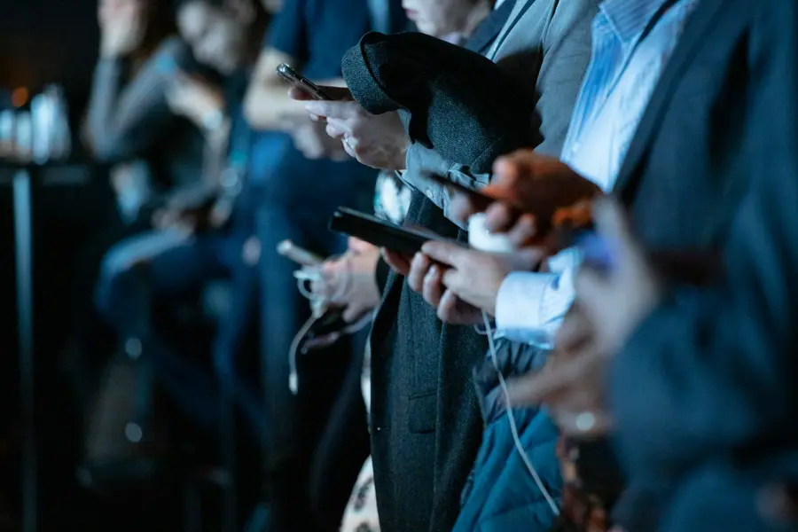 Mennesker der kigger på deres mobiltelefoner